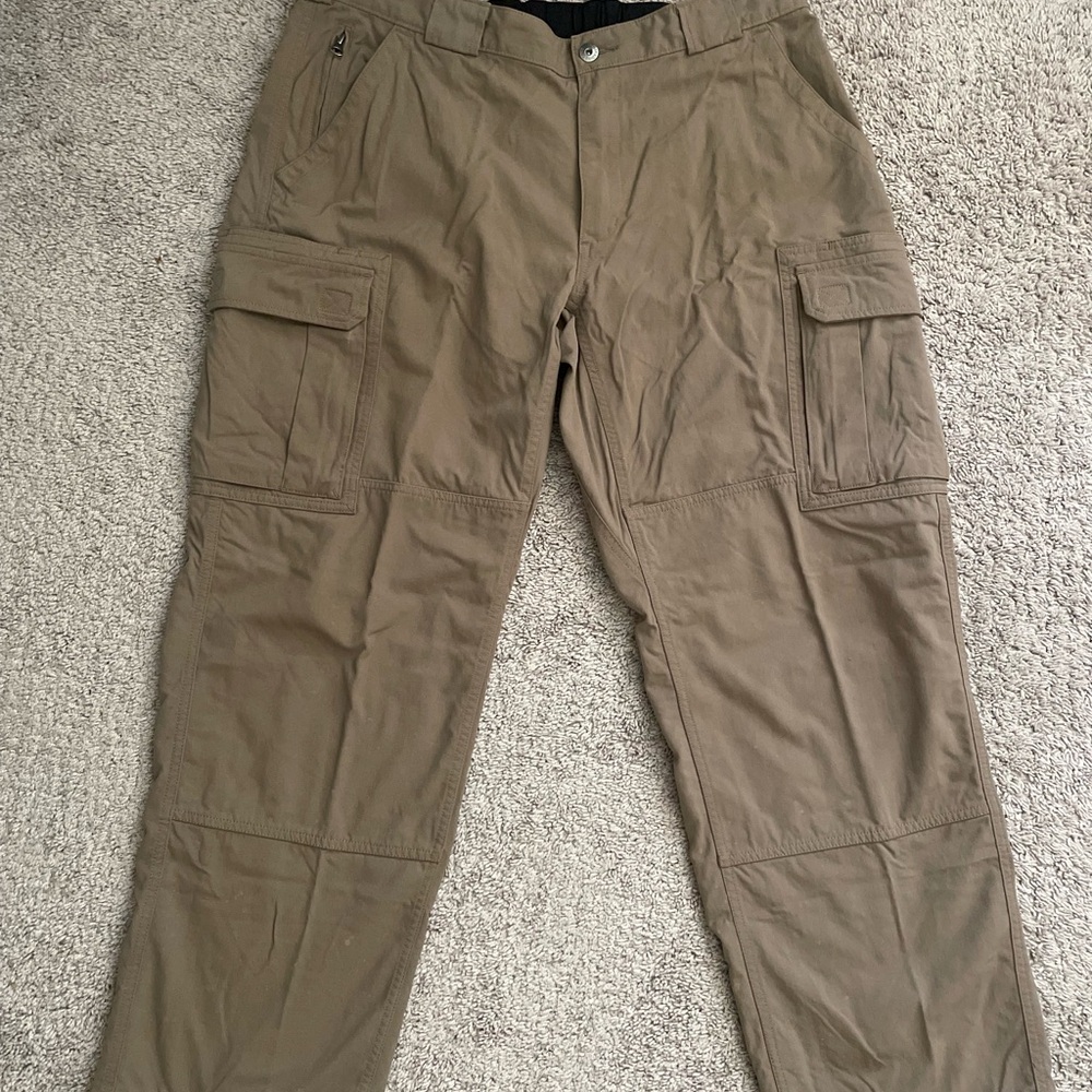 Men’s Duluth trading cargo pants khaki size XL x 34 in great condition